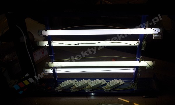 kasetony reklamowe - świecące świetlówki przy otwartym kloszu