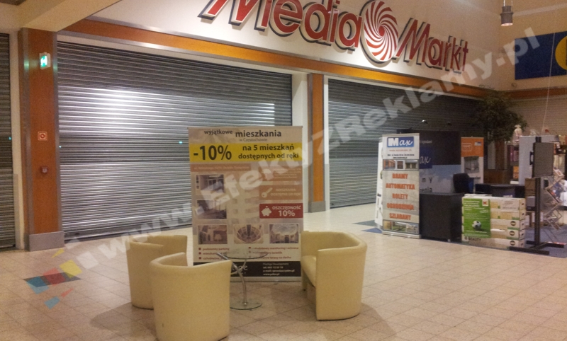 zdjęcie stoiska promującego nieruchomości na sprzedaż w centrum handlowym m1 w częstochowie
