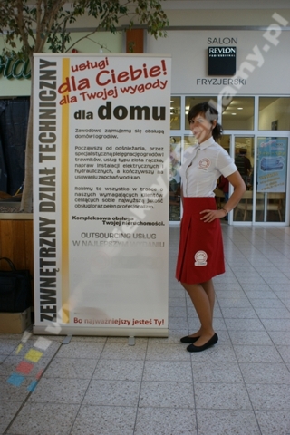 hostessa w centrum handlowym przy promocji lokalnej firmy