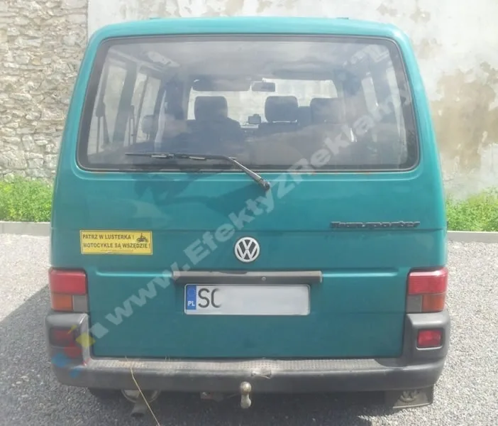 zdjęcie samochodu przed wyklejeniem szyby folią one way vision