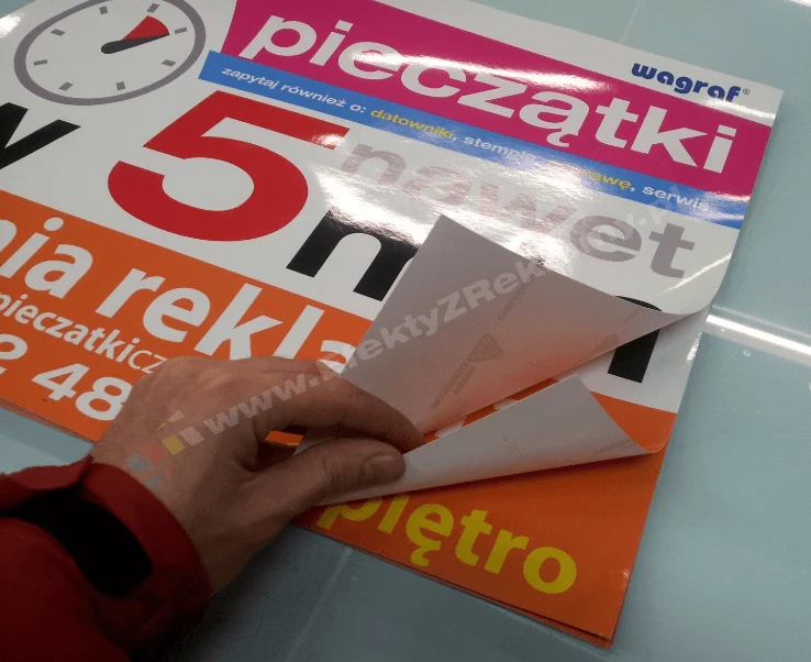 zestaw dociętych do formatu naklejek informacyjnych na drzwi