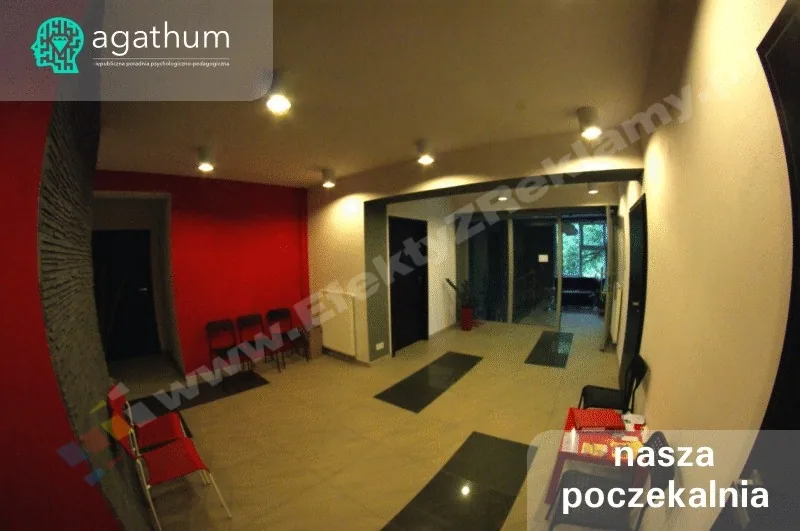 fotografia reklamowa obiektywem szerokokątnym wnętrza poczekalni poradni psychologicznej w Częstochowie