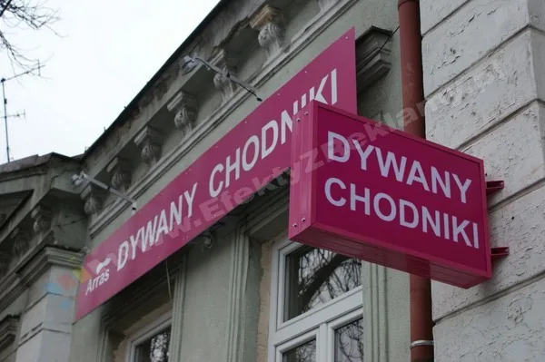 kasetony reklamowe - gotowy, zamontowany kaseton reklamowy w sklepie z dywanami w częstochowie przy ul. wolności; kaseton na tle szyldu reklamowego podświetlanego halogenami led