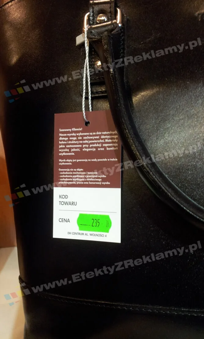 zdjęcei rewersu metki na torebce w przybliżeniu