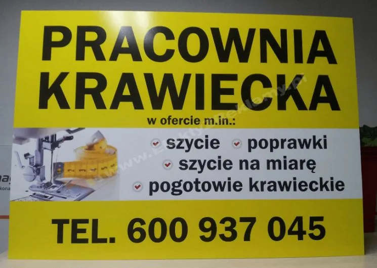 zdjęcie naklejki po przyklejeniu jej na tablicę pcv 5mm