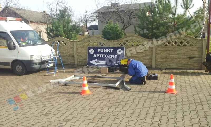 naprawa reklam częstochowa - wycięcie ze starej konstrukcji powyginanych elementów po uderzeniu samochodem zaopatrzenia sklepu