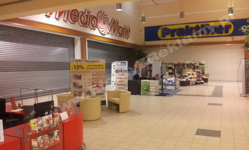 zdjęcie stoiska w pasażu promującego nieruchomości na sprzedaż w centrum handlowym m1 w częstochowie