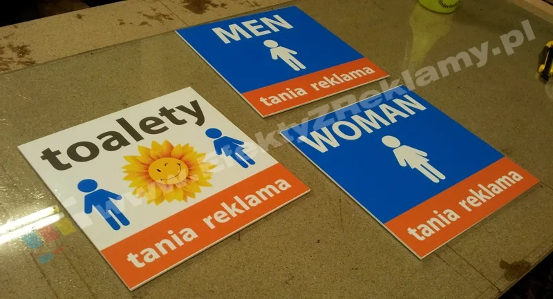 tabliczki informacyjne kierujące do toalet