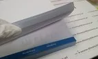 zdjęcie wertowanego papieru firmowego w stosie