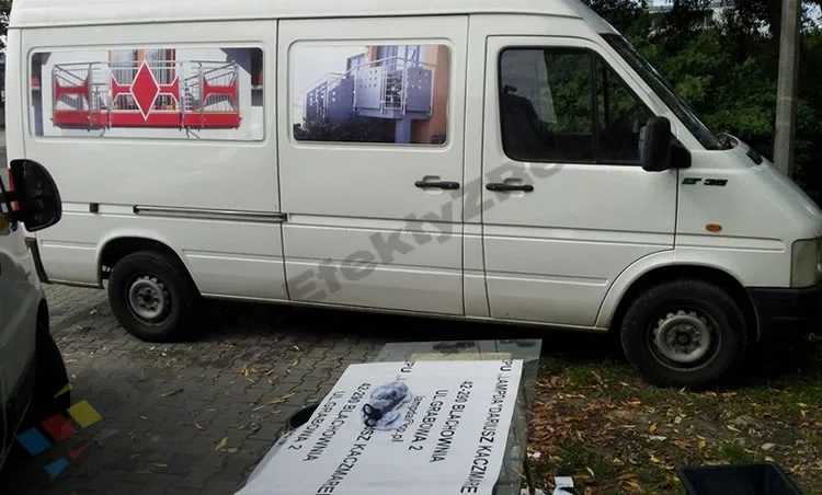 wyklejanie pierwszych ploterowanych liter